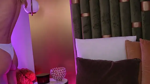 Snapshot of AmeliaAngel chatting on October 1, 2025, 11:36 am AmeliaAngel online show from October 1, 2025, 11:36 am