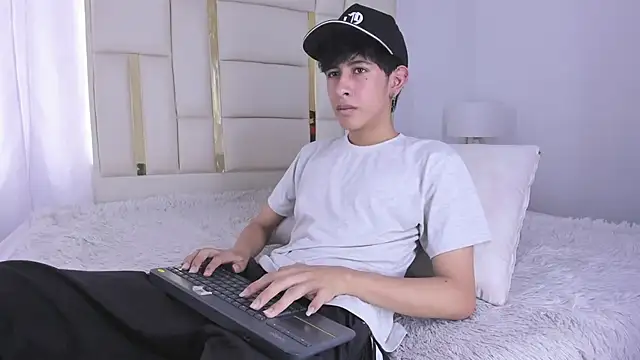 julian xx online show from July 18, 2026, 7:33 pm