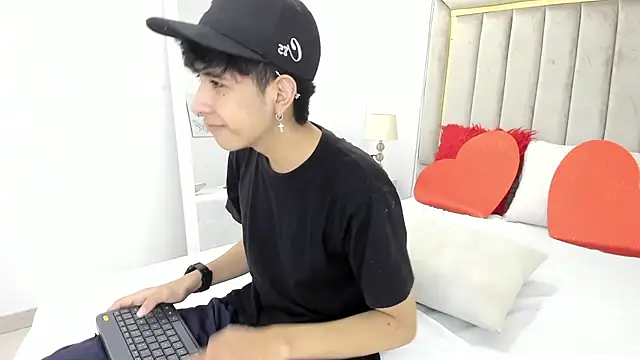 julian xx online show from February 11, 2026, 6:41 pm