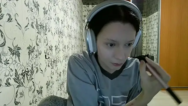 LxayBloom online show from April 8, 2026, 1:40 am