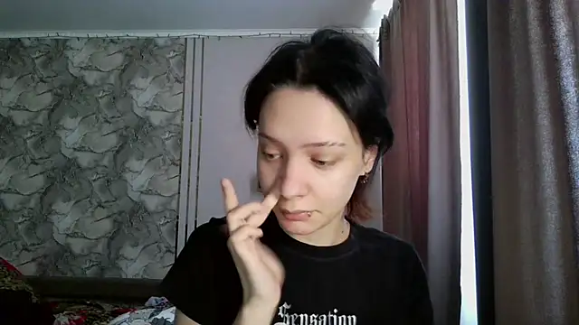 Snapshot of LxayBloom chatting on February 19, 2026, 8:11 am LxayBloom online show from February 19, 2026, 8:11 am