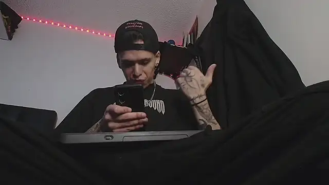 Snapshot of Anhony_Muscle chatting on January 8, 2026, 12:05 am Anhony Muscle online show from January 8, 2026, 12:05 am