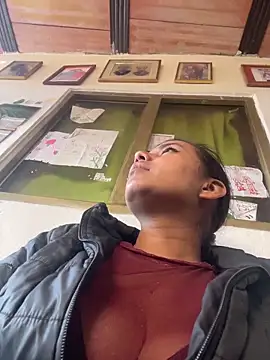 cinthia2011 online show from February 5, 2026, 9:10 pm