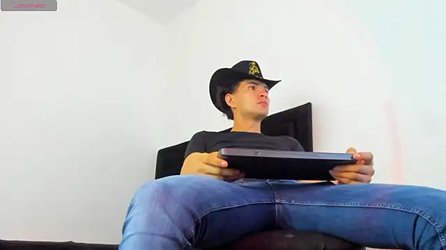 camilo model online show from March 12, 2026, 4:44 pm