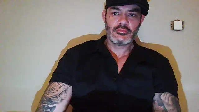 Snapshot of Yvar38 chatting on February 8, 2026, 9:45 pm Yvar38 online show from February 8, 2026, 9:45 pm
