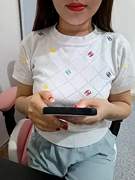 Snapshot of Avelyn-n chatting on February 27, 2026, 8:14 am Avelyn-n online show from February 27, 2026, 8:14 am