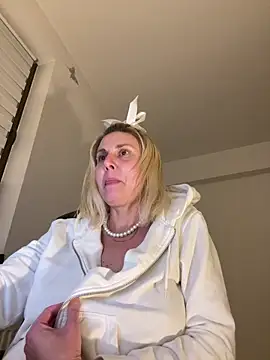 Amelia9798 online show from January 14, 2026, 7:50 pm