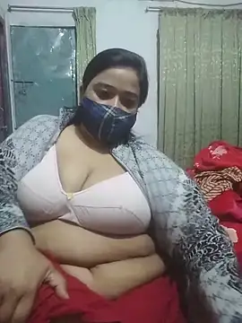 Snapshot of momo_loves chatting on February 18, 2026, 5:09 pm momo loves online show from February 18, 2026, 5:09 pm