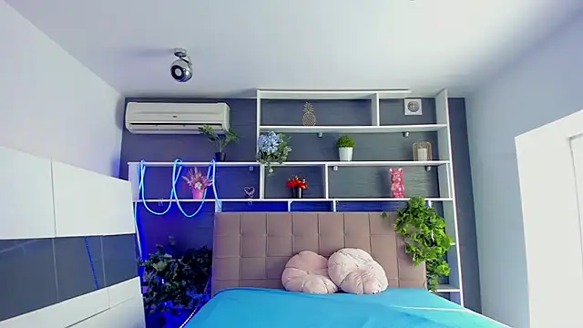 StephieRousee online show from March 10, 2026, 6:28 am