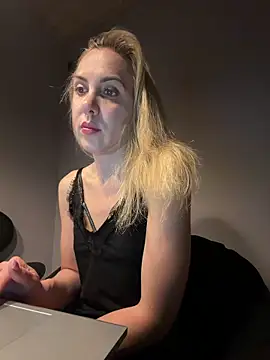 ElenaWhitmore online show from June 2, 2026, 10:43 pm