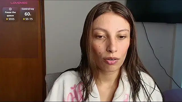 Snapshot of Sweet_moon_v_ chatting on May 19, 2026, 3:52 pm Sweet moon v online show from May 19, 2026, 3:52 pm