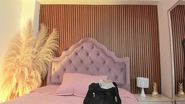 Violett hott  online show from April 2, 2026, 12:34 pm