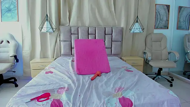 scarlettjohnson  online show from April 18, 2026, 1:35 pm