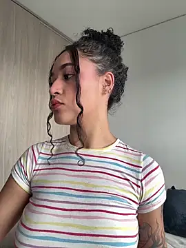 crystal dlun online show from April 21, 2026, 8:37 pm