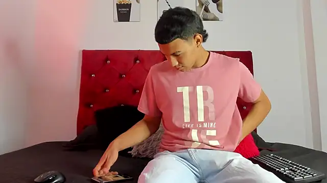 Snapshot of Liamsubtle01 chatting on January 8, 2026, 5:30 pm Liamsubtle01 online show from January 8, 2026, 5:30 pm