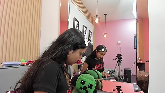 MeowMota  online show from June 19, 2026, 4:35 pm