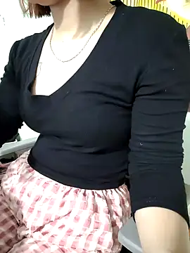 Snapshot of -LunaLust chatting on February 2, 2026, 8:35 am -LunaLust online show from February 2, 2026, 8:35 am