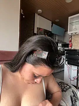 Veronica Wins  online show from April 14, 2026, 9:53 pm