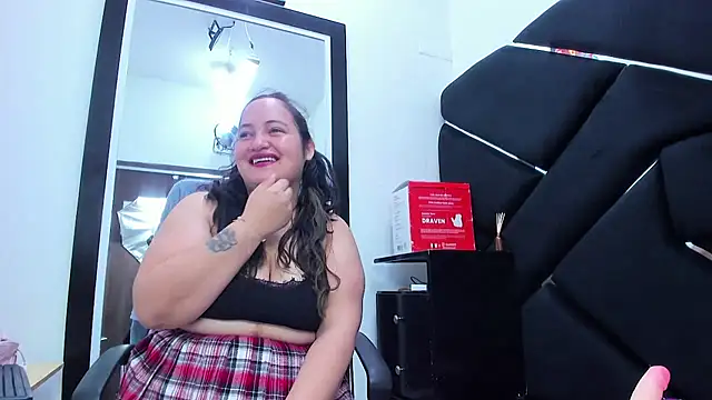 MiaRouss69 online show from May 17, 2026, 10:32 pm