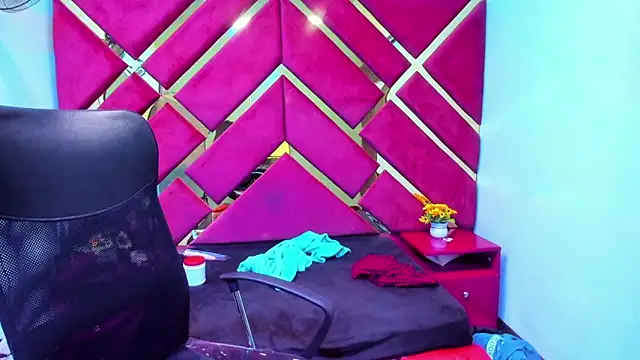 MiaRouss69 online show from February 13, 2026, 5:40 am