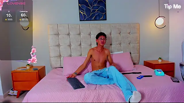 twink royale18 online show from January 13, 2026, 6:01 pm