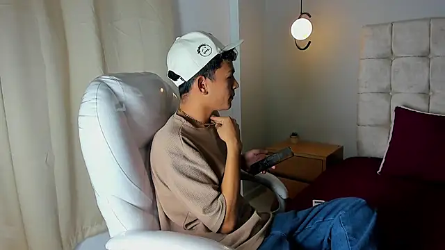 twink royale18 online show from February 23, 2026, 4:29 pm