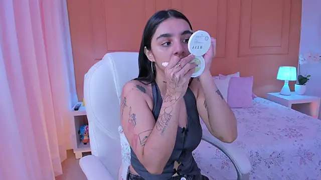 Snapshot of Abriil_cutee chatting on May 4, 2026, 1:36 pm Abriil cutee online show from May 4, 2026, 1:36 pm