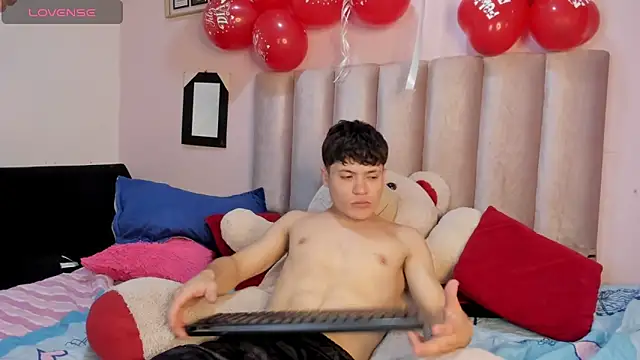 Snapshot of Roger_And_Ramona chatting on February 16, 2026, 12:31 am Roger And Ramona online show from February 16, 2026, 12:31 am