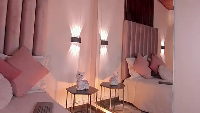 Isis Moon online show from April 11, 2026, 8:01 pm