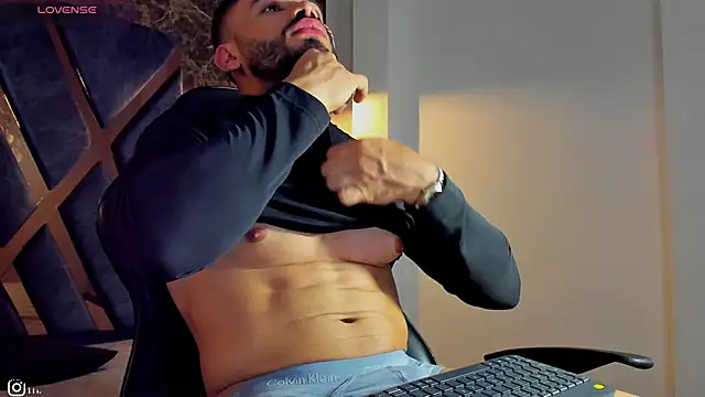 thiago ferrari  online show from April 10, 2026, 4:08 am