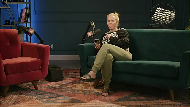 hollyrandall online show from April 16, 2026, 6:52 pm