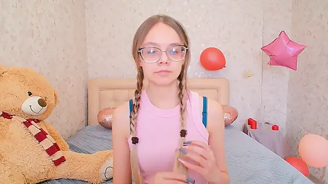 LolliStrawberry online show from March 13, 2026, 7:02 am