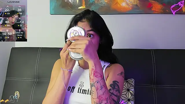 Snapshot of lilith_petit_ chatting on January 16, 2026, 8:35 pm lilith petit online show from January 16, 2026, 8:35 pm