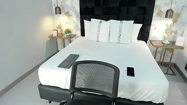 emily clarkk  online show from February 25, 2026, 8:08 pm