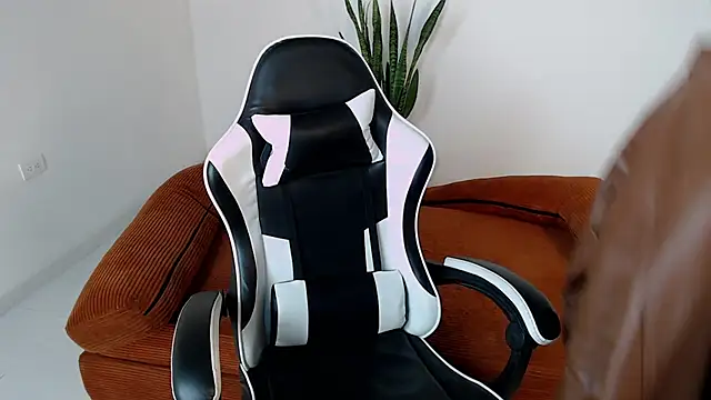 DarrenColleen online show from April 15, 2026, 2:54 pm