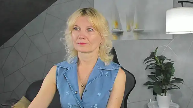 Snapshot of Julie_Lucas chatting on June 25, 2026, 12:08 am Julie Lucas online show from June 25, 2026, 12:08 am