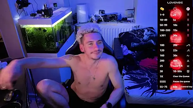 Snapshot of Rayzel_White chatting on February 25, 2026, 10:20 pm Rayzel White online show from February 25, 2026, 10:20 pm