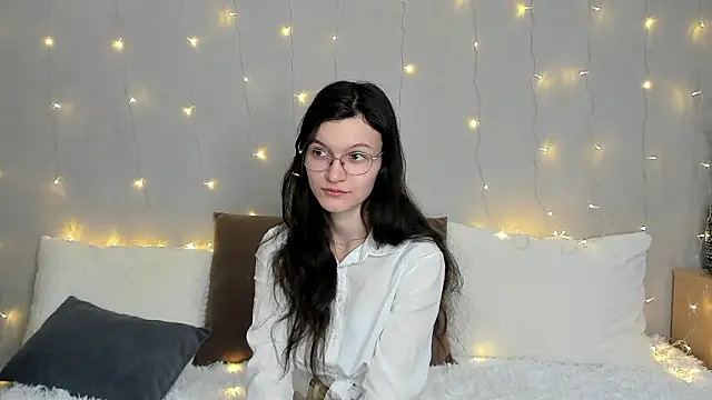 ThoraMarola online show from February 3, 2026, 4:43 am