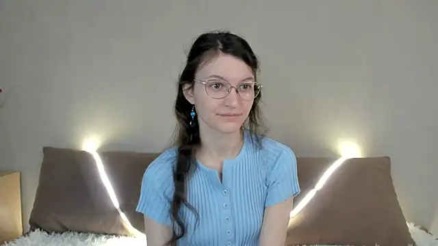 ThoraMarola online show from April 16, 2026, 5:19 am