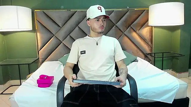 Snapshot of Salvattore_Muller chatting on February 17, 2026, 10:18 pm Salvattore Muller online show from February 17, 2026, 10:18 pm