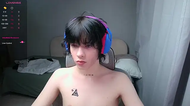 Snapshot of LeonBoykisser chatting on February 13, 2026, 12:27 pm LeonBoykisser online show from February 13, 2026, 12:27 pm