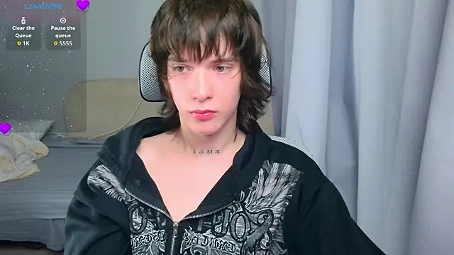 LeonBoykisser online show from July 6, 2026, 4:19 am