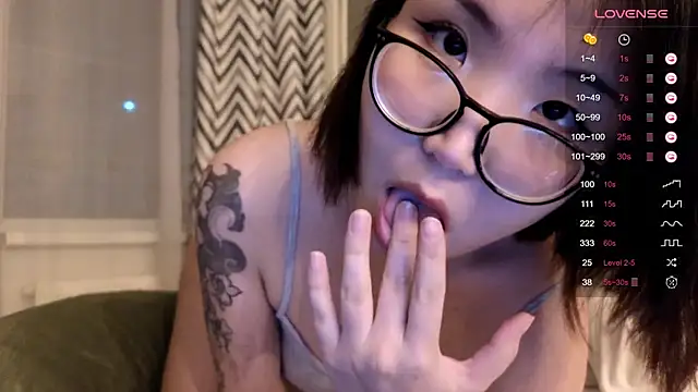 nullgirl online show from February 11, 2026, 2:22 am