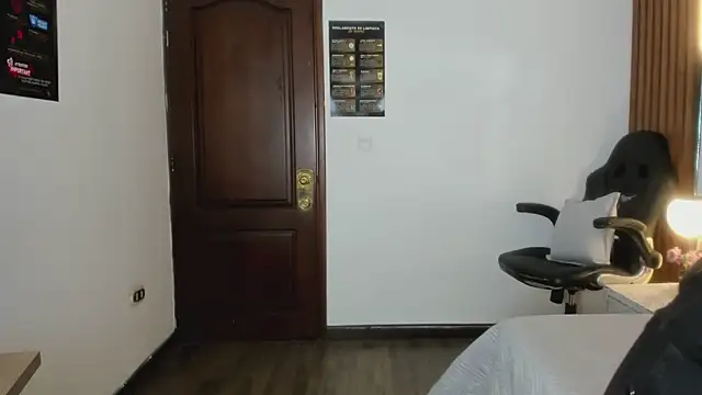 Ambarross  online show from April 17, 2026, 1:47 pm