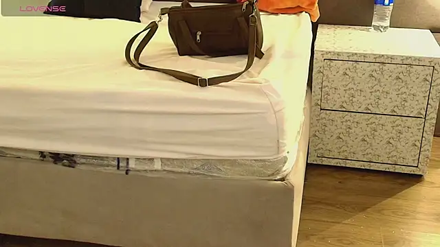 Ambarross  online show from March 31, 2026, 1:24 pm