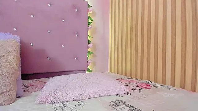 lovely  kiss   online show from June 1, 2026, 6:18 pm