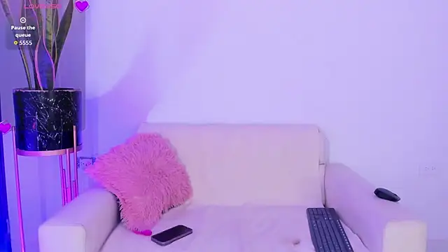 Emma collins01 online show from April 18, 2026, 3:42 am