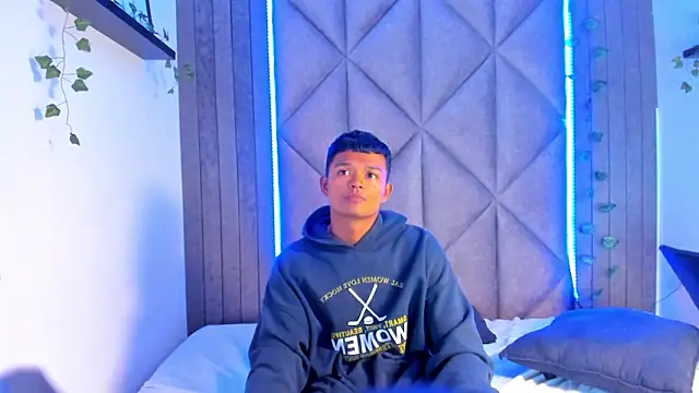 AndrewKenoxx  online show from April 2, 2026, 1:46 am