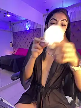 Snapshot of Auri__ chatting on June 17, 2026, 7:35 pm Auri online show from June 17, 2026, 7:35 pm