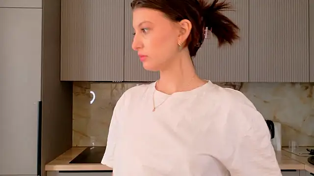 Snapshot of LouiseChavez chatting on February 5, 2026, 5:25 am LouiseChavez online show from February 5, 2026, 5:25 am